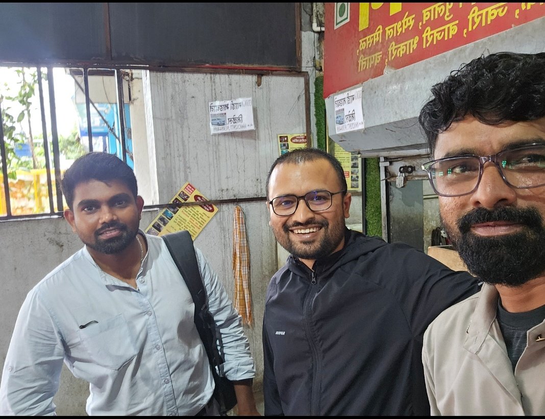 VivekPanmand's tweet photo. नगरमध्ये जय आनंद नावाचं हॉटेल आहे. सोमवारी तिथं जेवायला गेलो होतो. तिथंली मेथी लसूण फ्राय भाजी घेतली. सोबतं शेंगदाणा चटणी आणि गावरान तुपातला मलिदा खाल्ला. गरमागरम चपात्या जेवताना ताटात येतं होत्या. त्यादिवशी जेवायची लई चंगळ झाली.

बाहेर आलो, कोल्हापूरचा एकजण भेटला. तो राजारामपुरीत राहतं होता. त्याला कोल्हापूरची माहिती संगीतल्यावर त्यानं तुम्ही नगरचे की कोल्हापूरचे असा प्रश्न विचारला. त्यानंतर हसून एकमेकांचा Contact No शेअर केला आणि निघालो.
कधी नगरला गेलात तर इथलं जेवण नक्की खा 🙏