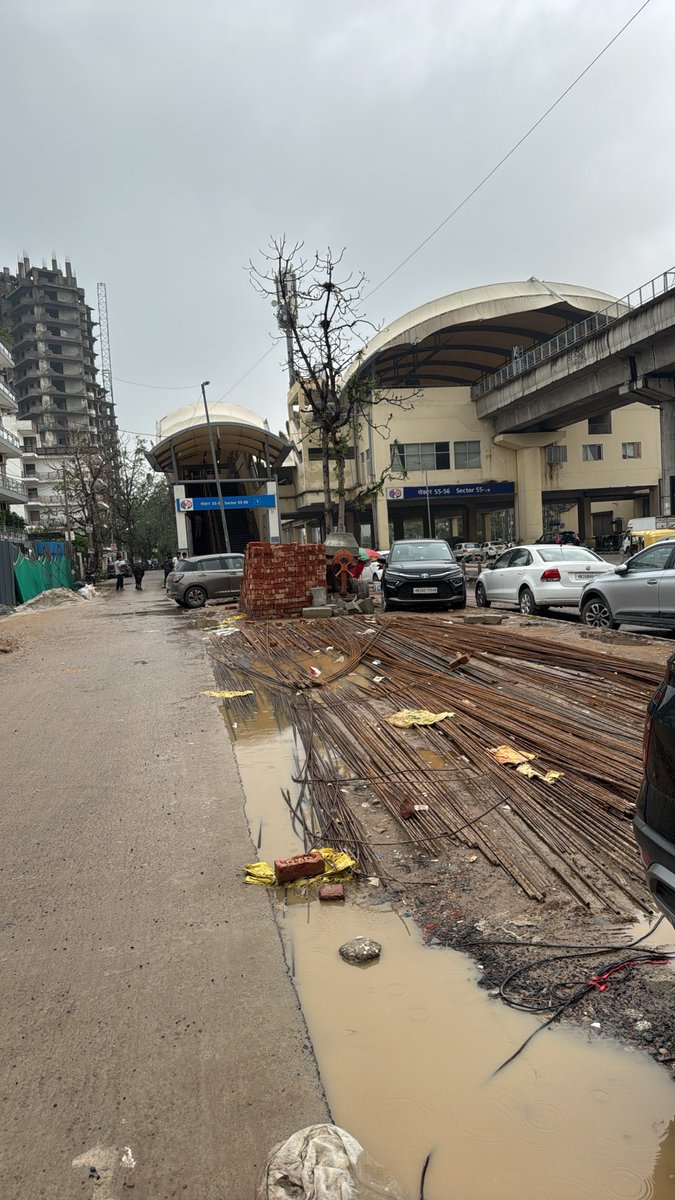 siddha1's tweet photo. Dangerous construction items encroaching on the footpath. Posing hazard to commuters. Life threatening ignorance by house under construction. Please look into this urgently. Address: 257, HUDA Plots, Sector 55, Golf Course Road, Gurgaon. In front of Sector 55-56 Rapid Metro. https://t.co/9LeGta1gZh