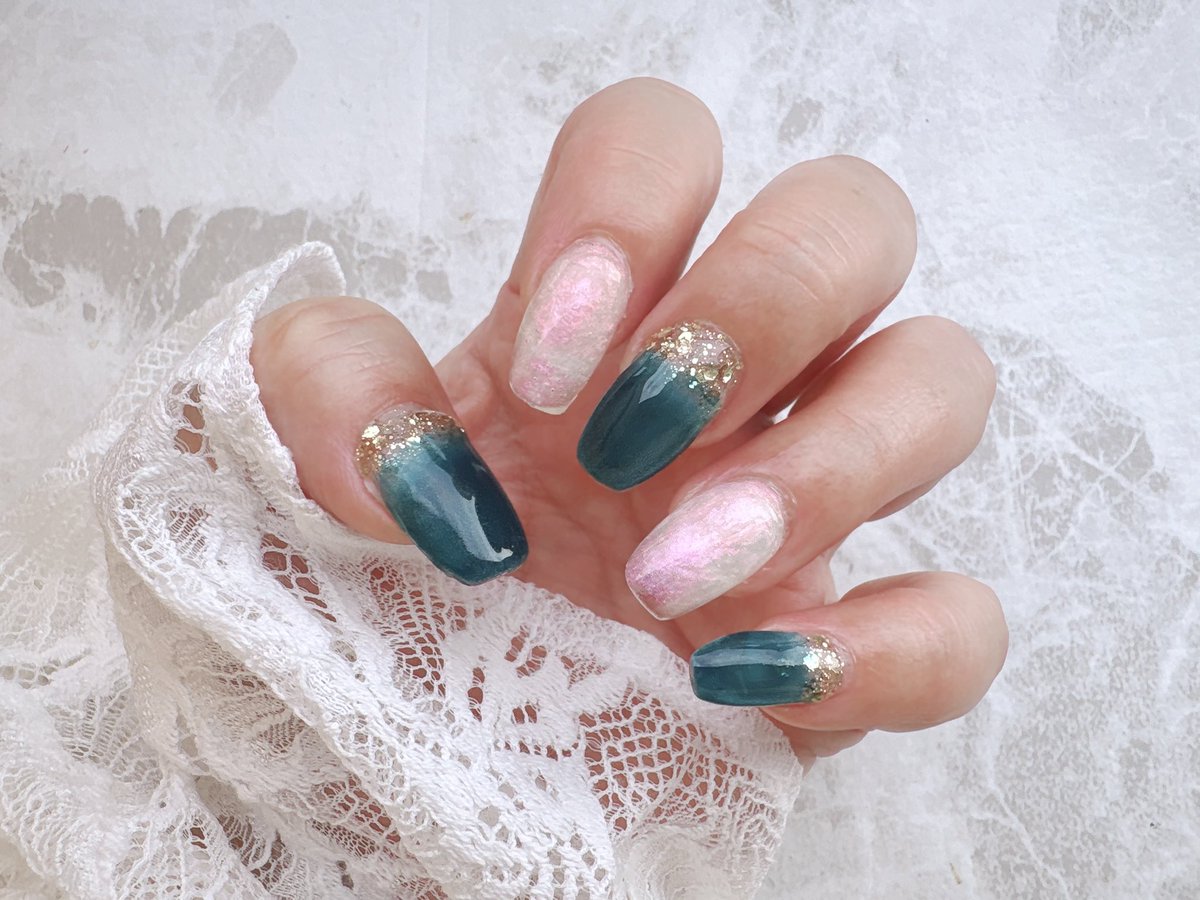 flagman_kiev's tweet photo. 毎日蒸し暑いので、ネイルだけは涼しげなカラーを使ってみました💅
ホワイトの部分はオーロラカラーを使ってクルクルしています（ムラに見えるかな😂）

#シェルネイル #セルフネイル #マグネットネイル https://t.co/gISp6d6eV5