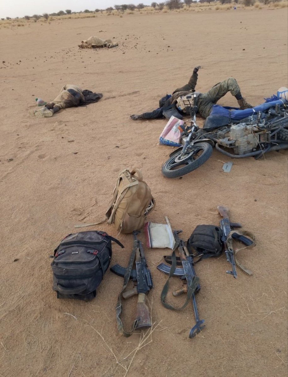 RvolutiondAfri1's tweet photo. Les voilà, les terroristes de l'Azawad, gisant éparpillés autour d'Anéfis. Ils sont nombreux ici—sur chaque parcelle de cette terre repose le cadavre de leur terroriste, abandonné par les chefs de l'Azawad, ainsi que leurs armes. Ils ont été laissés sur place

@TheAfricanCorps https://t.co/9RFD47VjUt