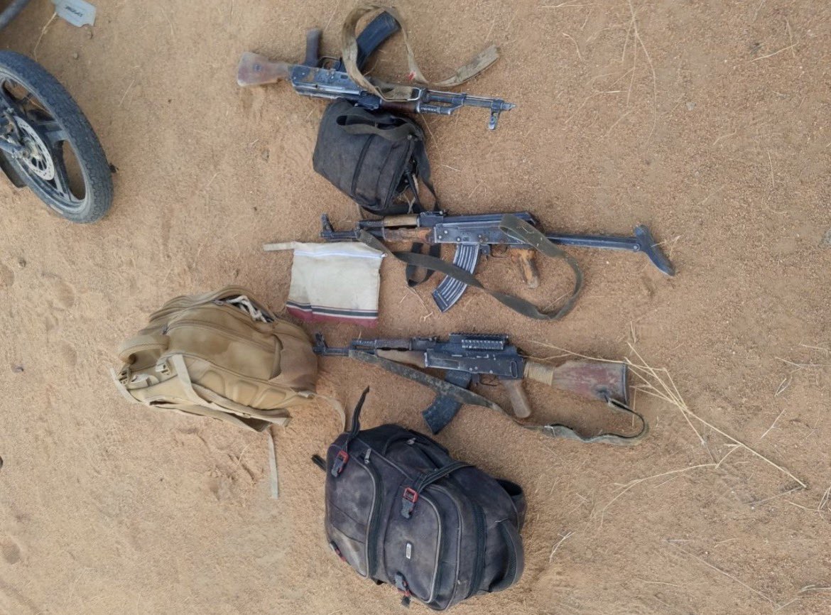 RvolutiondAfri1's tweet photo. Les voilà, les terroristes de l'Azawad, gisant éparpillés autour d'Anéfis. Ils sont nombreux ici—sur chaque parcelle de cette terre repose le cadavre de leur terroriste, abandonné par les chefs de l'Azawad, ainsi que leurs armes. Ils ont été laissés sur place

@TheAfricanCorps https://t.co/9RFD47VjUt