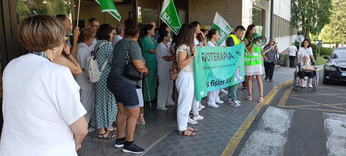 SATSE_GALICIA's tweet photo. 🚩Nos concentramos a las puertas del Hospital de Monforte para exigir al Sergas aumentar las plantillas en Primaria y Especializada y otras mejoras laborales.
👉➕ info: https://t.co/lkep5yV5Gp
¡Más fisioterapeutas YA!
#fisioterapia #Sergas #sanidad #lugo #SATSE #monforte https://t.co/VXZzgQEexD