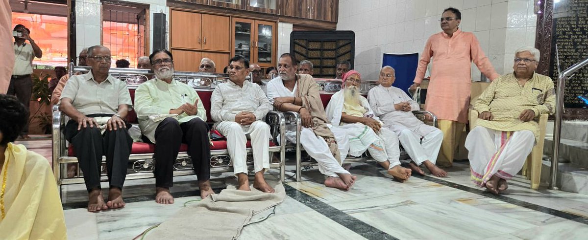 patelishwarsinh's tweet photo. "ભક્તિ, શ્રદ્ધા અને દિવ્યતાનો સંગમ - દત્ત પ્રભુના ચરણોમાં વંદન"🙏

આજે ગાંધીનગર સ્થિત 
વર્ષોથી શ્રદ્ધાળુઓની આસ્થાનું કેન્દ્ર રહેલા પૂજ્ય દત્ત મંદિરના "41 માં પાટોત્સવ"માં ભક્તિસભર લીન થઈને એક અદ્ભુત દિવ્ય ઊર્જાનો અનુભવ થયો.

‖ અવધૂત ચિંતન શ્રી ગુરુદેવ દત્ત ‖ https://t.co/lqI9AHRv6I