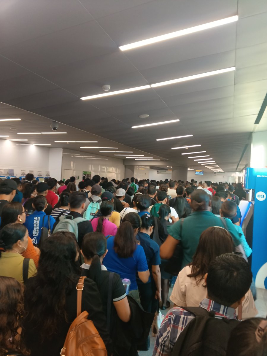 luisgeo06's tweet photo. Instalan nuevos lectores de tarejeta y son más lento letendo las misma y lo que forma es largas filas. @elmetrodepanama @TReporta @tvnnoticias @traficocpanama https://t.co/dM6WVu9cWW