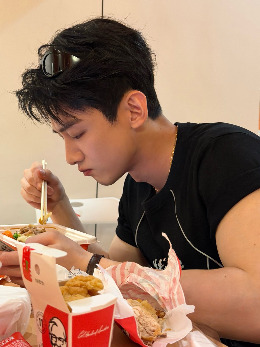 hourlybai's tweet photo. he’s so boyfriend coded https://t.co/IMbI4qpT2p