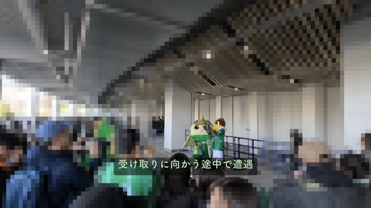 hakuraku8969's tweet photo. ① スタジアム入場まで

千駄ヶ谷駅から国立競技場に向かう道には、キッチンカーが並んでいます！

スタジアムの中でもフードは買えますが、ヴェルディの定番スタジアムグルメは外で売っていることが多いです！(詳細は後日公式HPなどをチェック！)

スタジアム周辺にはグッズショップやイベントブース、記念の装飾などもあります。
スタジアム内にもグッズ売り場がありますが、ラインナップやイベント情報は、こちらも公式HPを確認しておくと安心です！