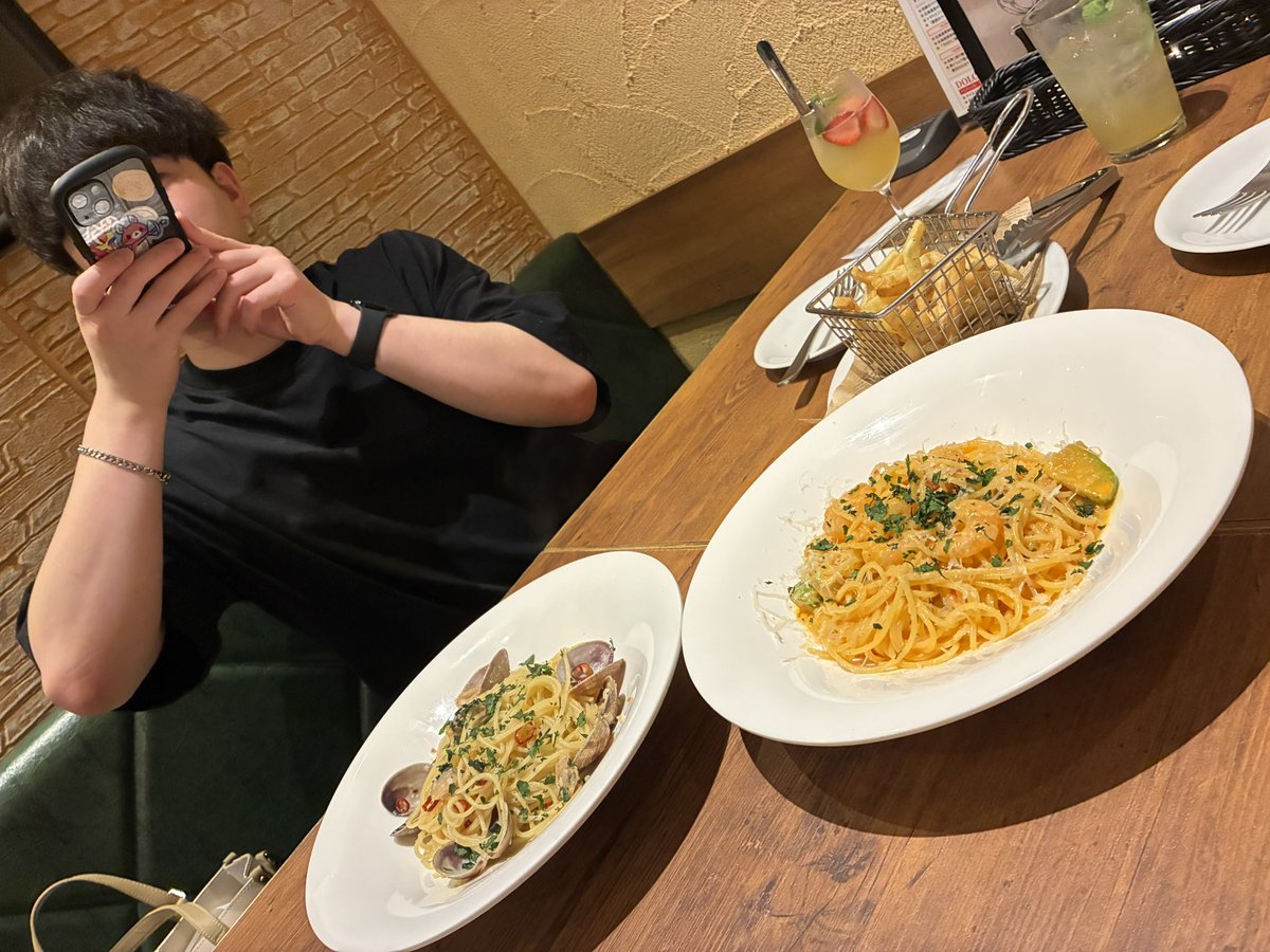 makko1017's tweet photo. 明日からまた本店で研修。
息子とお母さんとイタリアン🍝🍕
娘も来るはずだったのに、急な発熱😭なかなか会えないのに残念💦 https://t.co/SWbUVXa2TX