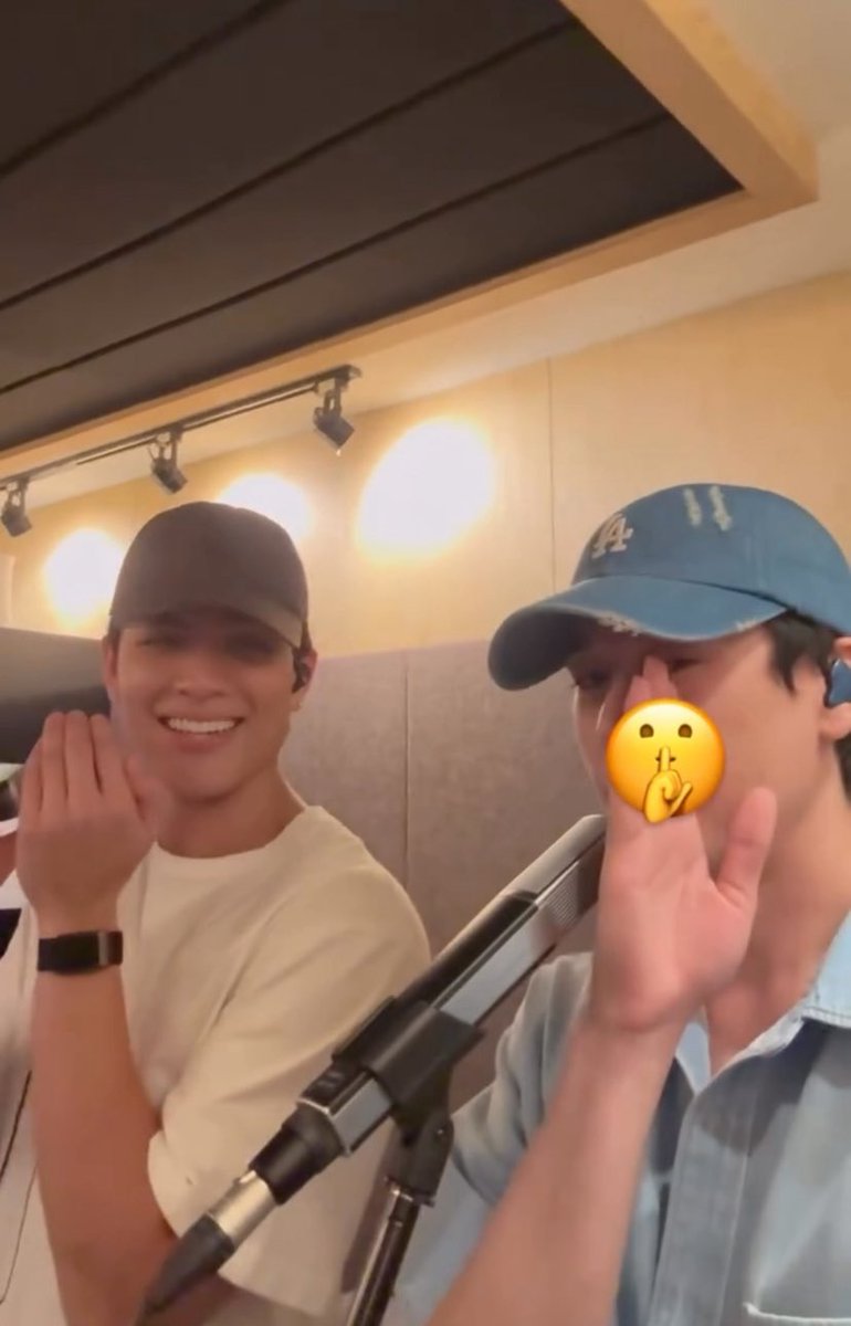baiiifiayyy's tweet photo. ไม่สะอื้น                               สดชื่นด้วยซ้ำ
ภาพแรกเหมือนคนเลิกกันแต่ยังต้องทำงานด้วยกัน ส่วนภาพสองง้อน้องบี๋แล้วครับขอโทษที่นอนก่อนก็คนมันง่วงนิหน่า🥺😚

#JossGawin https://t.co/9kGAZz6wPn