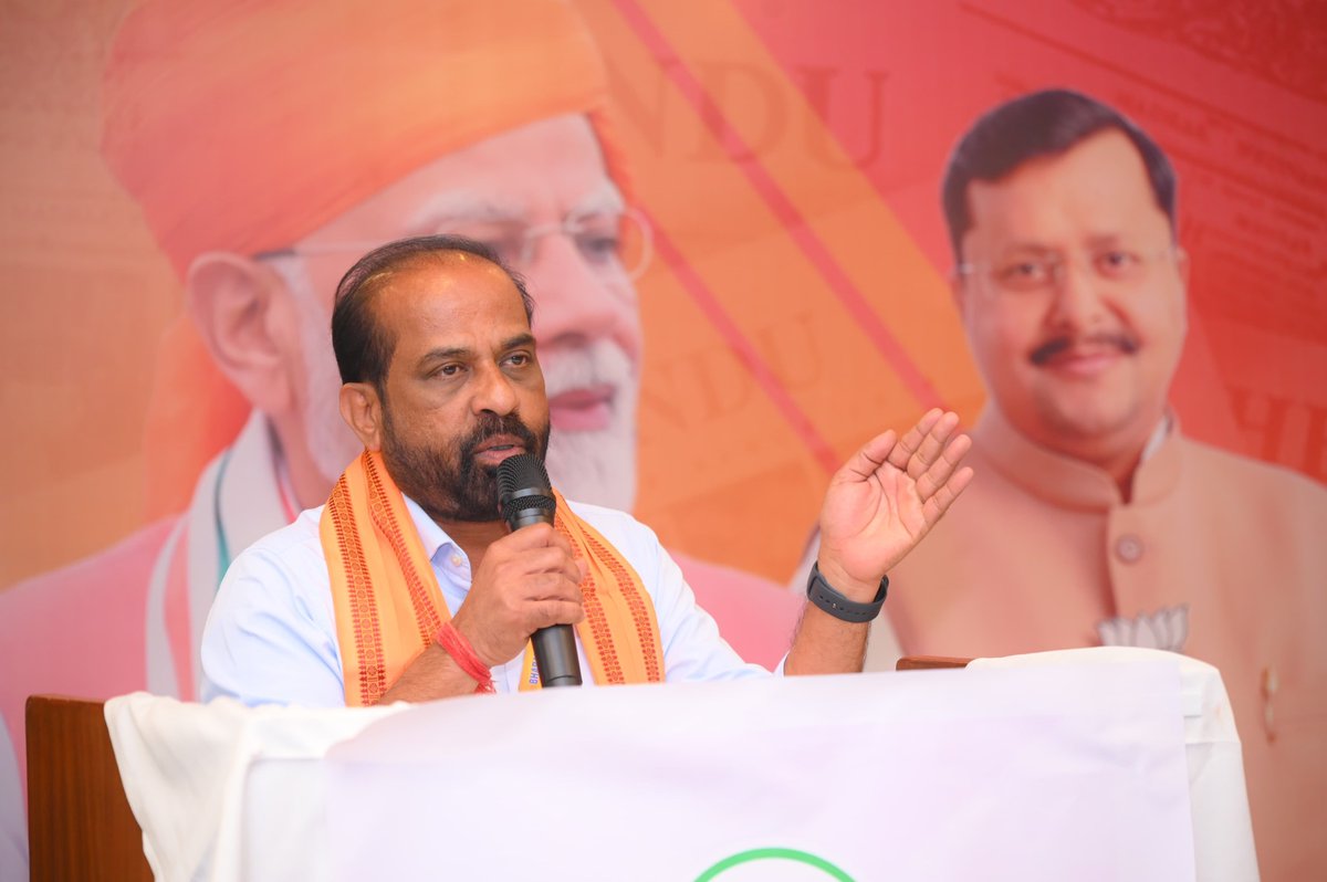 satyakumar_y's tweet photo. విజయవాడలో బీజేపీ రాష్ట్ర అధికార ప్రతినిధులు, మీడియా కార్యకర్తల శిక్షణా శిబిరంలో పాల్గొన్నాను.

మారుతున్న మీడియా, డిజిటల్ కమ్యూనికేషన్‌కు అనుగుణంగా పార్టీ భావజాలాన్ని, గౌరవ ప్రధానమంత్రి శ్రీ @narendramodi గారి నాయకత్వంలోని కేంద్ర ప్రభుత్వం, ఆంధ్రప్రదేశ్‌లోని ఎన్డీఏ కూటమి ప్రభుత్వం అమలు చేస్తున్న అభివృద్ధి, సంక్షేమ కార్యక్రమాలను ప్రజల్లోకి సమర్థవంతంగా తీసుకెళ్లే అంశాలపై చర్చించాము.

సమకాలీన రాజకీయ పరిణామాలు, మీడియా నిర్వహణ, సామాజిక మాధ్యమాల సమర్థ వినియోగం, ప్రజలకు వాస్తవాలను బాధ్యతాయుతంగా చేరవేసే అంశాలపై అభిప్రాయాలను పంచుకున్నాము.

#BJP
#BJPAndhraPradesh
#MediaWorkshop
#Vijayawada
#ViksitBharat