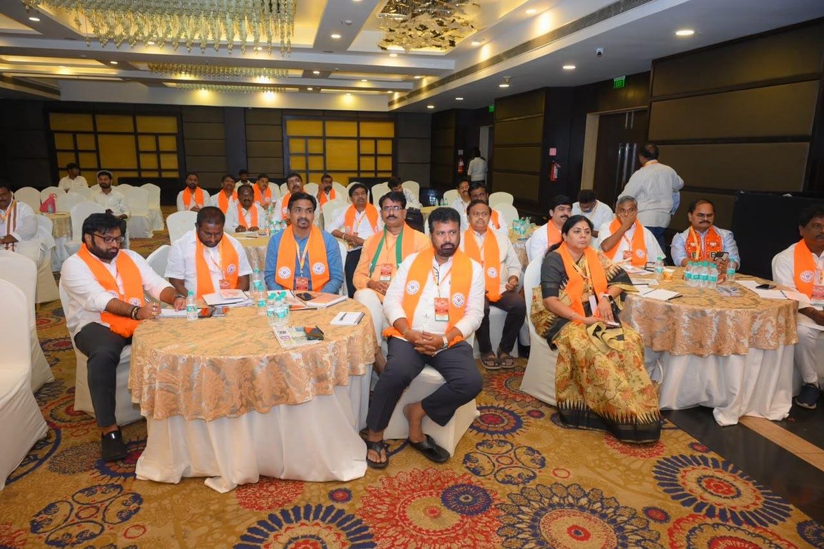 satyakumar_y's tweet photo. విజయవాడలో బీజేపీ రాష్ట్ర అధికార ప్రతినిధులు, మీడియా కార్యకర్తల శిక్షణా శిబిరంలో పాల్గొన్నాను.

మారుతున్న మీడియా, డిజిటల్ కమ్యూనికేషన్‌కు అనుగుణంగా పార్టీ భావజాలాన్ని, గౌరవ ప్రధానమంత్రి శ్రీ @narendramodi గారి నాయకత్వంలోని కేంద్ర ప్రభుత్వం, ఆంధ్రప్రదేశ్‌లోని ఎన్డీఏ కూటమి ప్రభుత్వం అమలు చేస్తున్న అభివృద్ధి, సంక్షేమ కార్యక్రమాలను ప్రజల్లోకి సమర్థవంతంగా తీసుకెళ్లే అంశాలపై చర్చించాము.

సమకాలీన రాజకీయ పరిణామాలు, మీడియా నిర్వహణ, సామాజిక మాధ్యమాల సమర్థ వినియోగం, ప్రజలకు వాస్తవాలను బాధ్యతాయుతంగా చేరవేసే అంశాలపై అభిప్రాయాలను పంచుకున్నాము.

#BJP
#BJPAndhraPradesh
#MediaWorkshop
#Vijayawada
#ViksitBharat