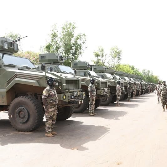 CheickIbtidiani's tweet photo. 📍#Mali | Les FAMa sdétruisent un hôpital de campagne terroriste à Boulkessi⏳

Les FAMas annoncent avoir identifié, sur la base de renseignements précis, un point de regroupement des groupes armés terroristes dans la zone de Boulkessi.

Selon l’État-Major, les vérifications ont permis d’établir que le site servait d’hôpital de campagne pour la prise en charge de responsables terroristes blessés lors des combats dans l’espace AES. Des frappes ciblées ont été immédiatement menées afin de neutraliser cette infrastructure.

Les opérations de surveillance, de reconnaissance et d’évaluation se poursuivent afin de détecter et traiter toute menace résiduelle.

Unis, nous vaincrons.

#AESFort et #AESUnis 
#Nous_sommes_AES 🇧🇫🇲🇱🇳🇪
#Les_FAMas_notre_Fierté ✊🏿
#AESUnisContreLaPropagande 
#vaincre_le_terrorisme_ensemble 🇲🇱🇳🇪🇧🇫✌🏿
#GatsaGatsa🇸🇳
#Ou_sont_les_têtes_pensantes 
Suivez la chaîne Actualité Sécuritaire dans le Sahel 🇧🇫🇲🇱🇳🇪 sur WhatsApp et Telegram  : 
https://t.co/eMLCeUwzBQ
https://t.co/JdA5uGR4ak