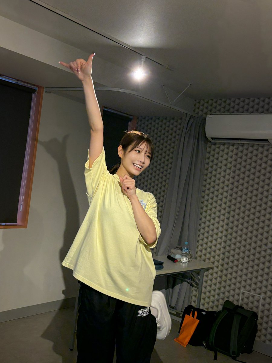 Moena_Saika_mgr's tweet photo. 7/25(土)に大阪で開催する河北彩花ファンミーティングイベントでは今まで見せた事のない姿をお届け予定です💪🏼

今日はそのリハーサル🏃
写真からどんな事をするのか想像してみて下さい☺️
4枚目の姿だけは見れないかもしれませんが💦

@Saika_Kawakita 

チケットはコチラ
↓
https://t.co/eAZRz0tuA2 https://t.co/cRIHDsKCub