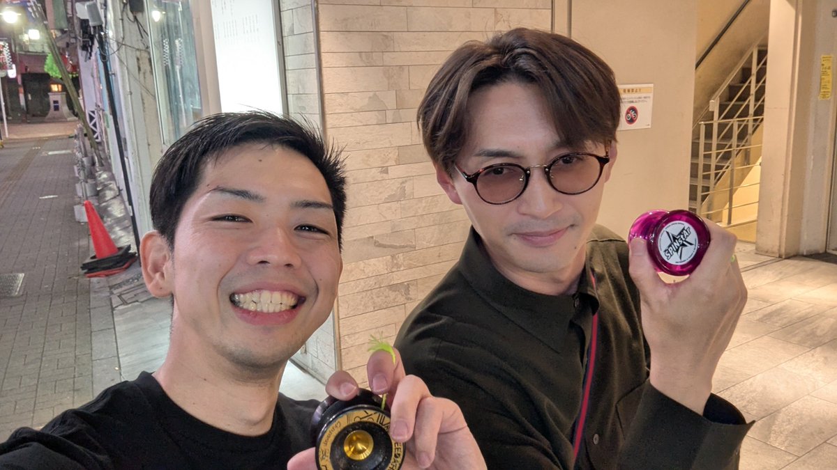 Rei_4A's tweet photo. 今や大活躍の声優＆中学で修学旅行同部屋だった帆世雄一🔥
お互いの業界の話をしてる中での共通項や技術論、やっぱり好きな事を突き詰めて対峙するのが大事よね、みたいな話まで。めちゃくちゃ刺激的で実りある時間でした。
20年振りに会えて良かった！！ありがとう！！！
#帆世雄一
#声優
#ヨーヨー https://t.co/heU7JBDTbu
