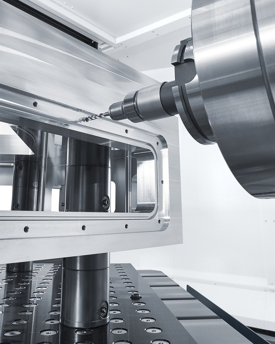 dmgmorijapan's tweet photo. PBT Series: High-Rigidity Horizontal Boring Machining Centers for Large Workpieces
〜大型ワークを高精度に加工する横中ぐりマシニングセンタ「PBTシリーズ」〜
.
DMG MORIグループのDMG MORI Precision Boring@dmgmoripbは、新潟県長岡市を拠点に80年以上の歴史を持つ横中ぐりマシニングセンタのリーディングカンパニーです。長年培った精密加工技術と品質で、多様な産業を支えています。
.
「PBTシリーズ」は、これまでKBTシリーズとして多くのお客様からご好評いただいていた横中ぐりマシニングセンタです。中ぐり軸（W軸）を繰り出すことで干渉を避けながら、大型ワークの深部や深穴加工を高精度かつ高効率に行います。大きな加工範囲と、汎用的なマシニングセンタを上回る剛性とトルクを持ち、重切削と多彩な加工を可能にします。
.
主軸は、外側のフライス主軸と内側のボーリング主軸を一体で回転させる2重構造を採用。大径ベアリングによる3点支持により高い剛性と減衰性を実現しています。
.
操作パネルはDMGMORI製のERGOlineX with CELOS Xを採用しています。大画面のタッチパネルと押しやすいハードウェアボタンを組み合わせることで、従来機よりも操作性を向上させています。また、旋削加工や計測プログラムをスムーズに作成できるDMG MORIテクノロジーサイクルにも対応しています。
.
PBTシリーズの紹介ページはこちら：
https://t.co/KG2vAplsNb