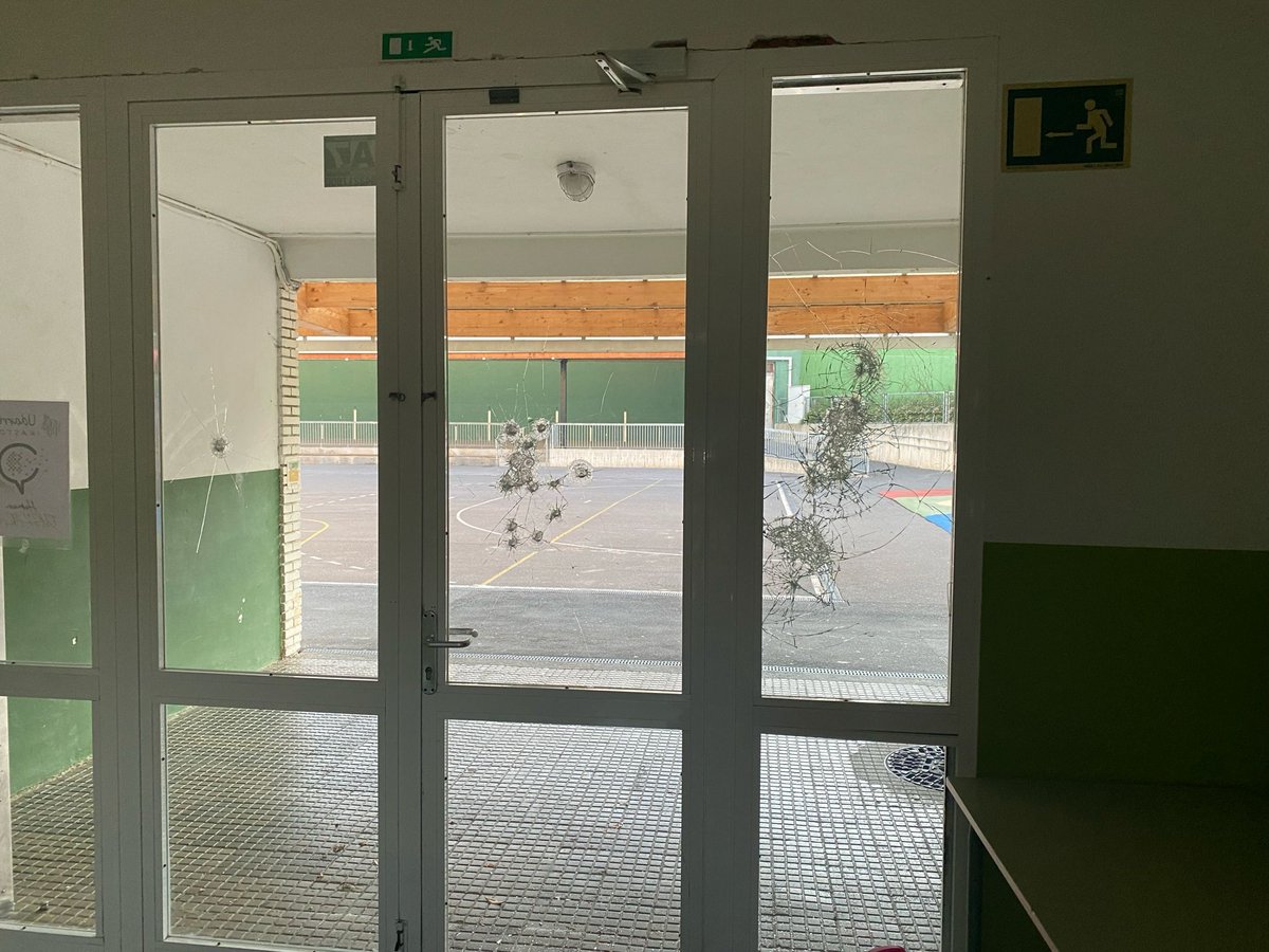 usurbiludala's tweet photo. Udalaren eta ikastolaren ohar bateratua, Udarregin izandako kalte larrien harira.

Hainbat leiho eta ate hautsi, komun bat lehertu eta bestelako kalte arinak egin dituzte, ikastolaren bi eraikinetan, kalte ekonomiko handiak eraginez.

Albistea: https://t.co/Cj02td4xLQ https://t.co/o39mkPbsnS