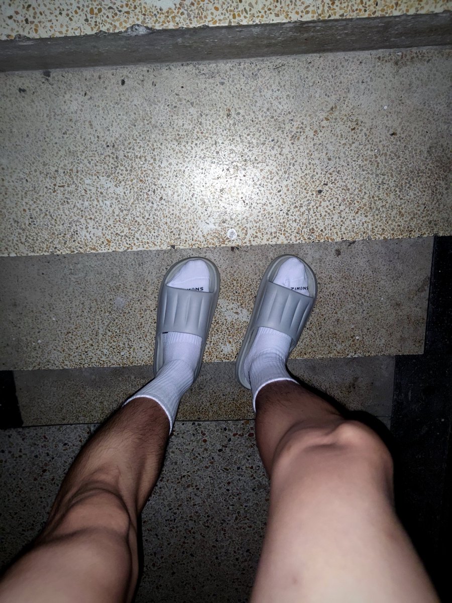 thousandyuan's tweet photo. 凌晨宿舍楼都没有人，跑到别的空宿舍起飞，还壮着胆子只穿袜子到楼下转了一圈再上来，还录着视频，第二天这个空宿���就住进来人了，谁能想到前一天晚上宿舍里会有个裸男 https://t.co/Wv85CvLI0Z