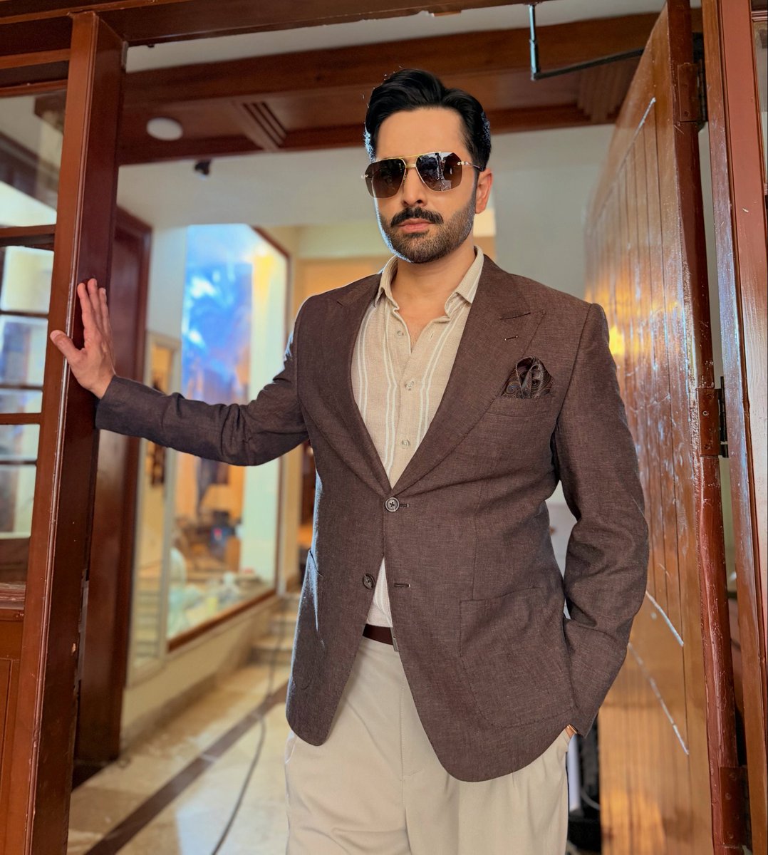 DTsEmpire01's tweet photo. Shah Dawood serving dashing looks!❤️‍🔥
The aura is powerful, the charm is effortless &amp; the visuals are dangerously addictive 🔥😮‍💨

#DanishTaimoor || #Badshah 
#Nishtar https://t.co/TQ9UtWZqxc