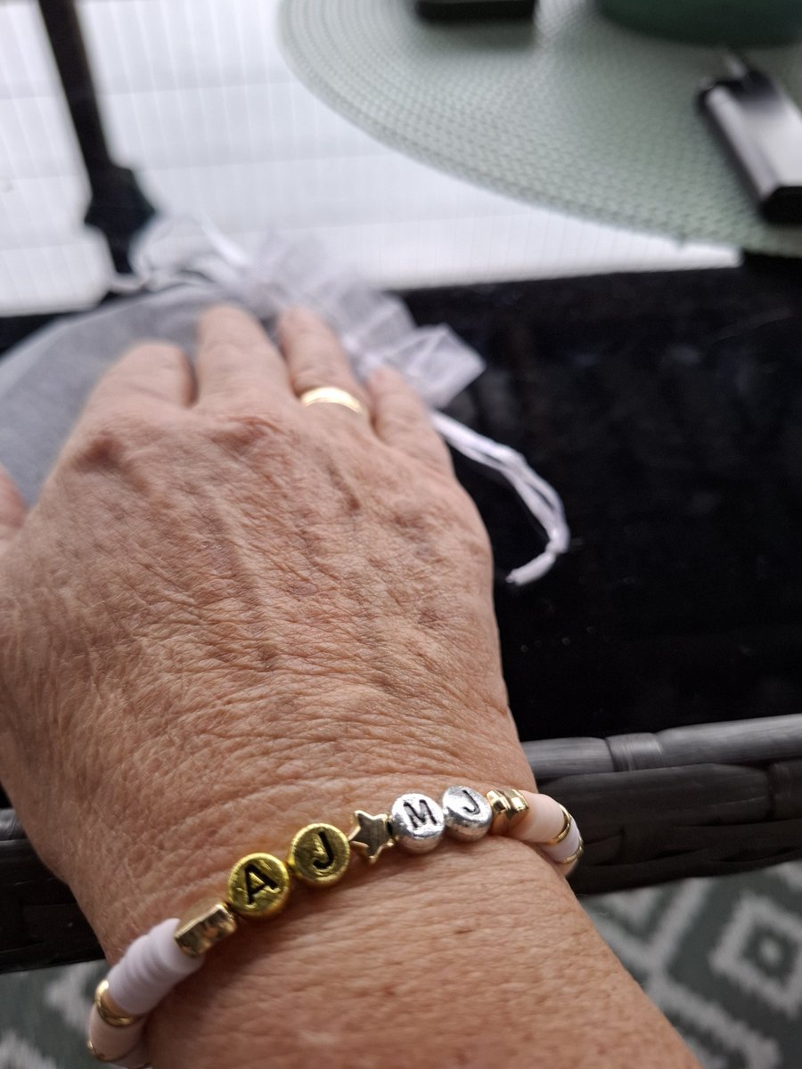 HaaftenRenate's tweet photo. Everyone grieves in their own way. I like to create a keepsake. This time, with the help of my granddaughter, who loves making bracelets. 
Forever connected, 
AJ💫MJ

@andjustice4some
@michaeljackson https://t.co/fptqfL5HDo