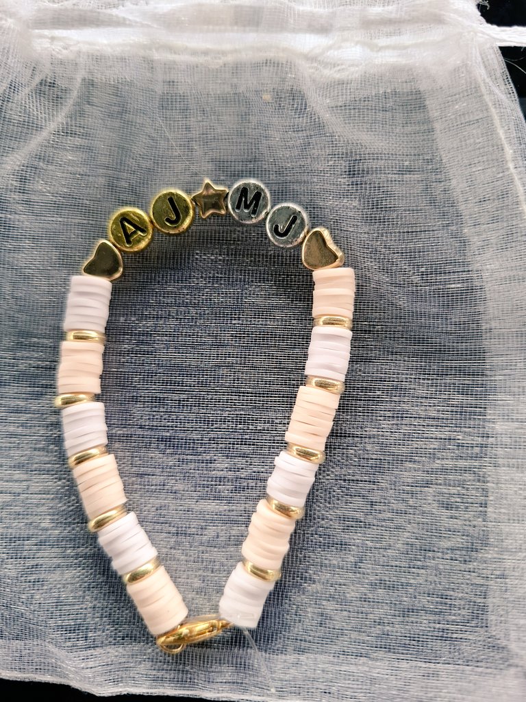 HaaftenRenate's tweet photo. Everyone grieves in their own way. I like to create a keepsake. This time, with the help of my granddaughter, who loves making bracelets. 
Forever connected, 
AJ💫MJ

@andjustice4some
@michaeljackson https://t.co/fptqfL5HDo