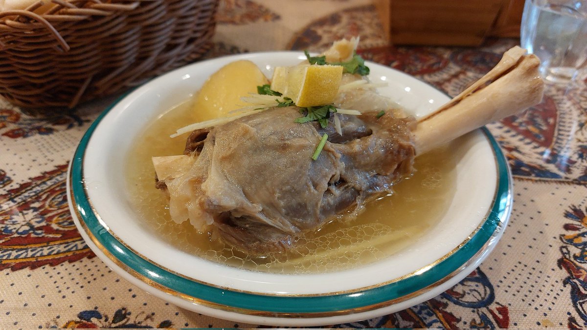 Soul_Sosa's tweet photo. ナワブ湯島でランチ🇵🇰
ダンポホ
めちゃ柔らかいラム肉で、美味い上に骨からキレイに剥がれて食べやすい😋
スープもいい塩梅で、ギー無しのナンと良く合います。ニンニクも丸々1個でスタミナもつきそう🧄
ご馳走さまでした！ https://t.co/cZDdUIlSyZ