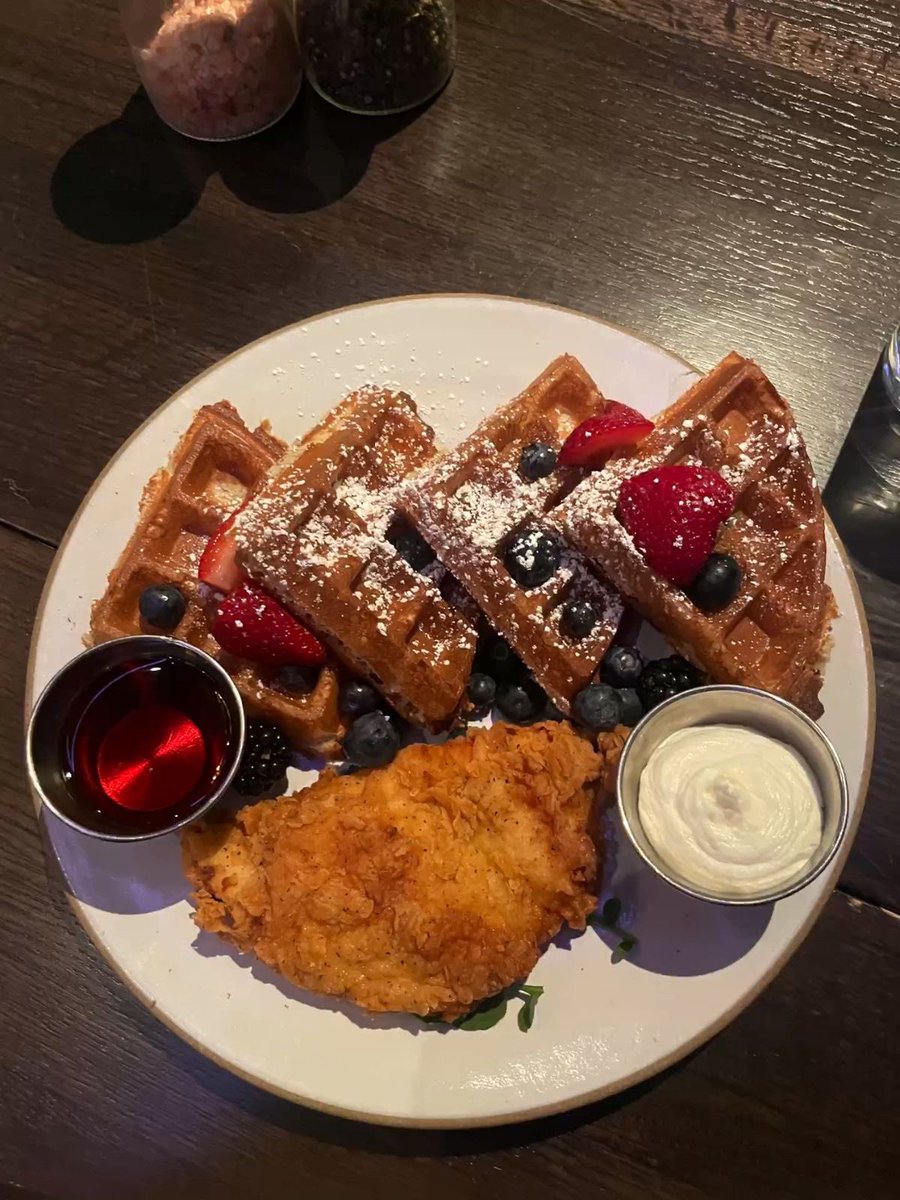 bossbabejass's tweet photo. Chicken and Waffles 😍 https://t.co/dR9ePuD4Uc