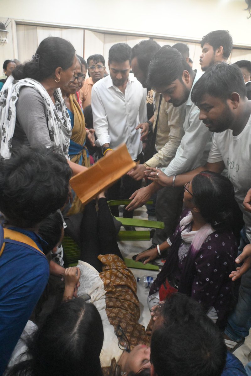AITCofficial's tweet photo. What we witnessed today was an act of EXTREME BRUTALITY against our workers, who were headed to peacefully protest, with due permission from the Hon'ble Court.

Every act of violence and every injustice will be remembered.

The state has plunged into complete darkness but we remain undeterred in our fight for justice.