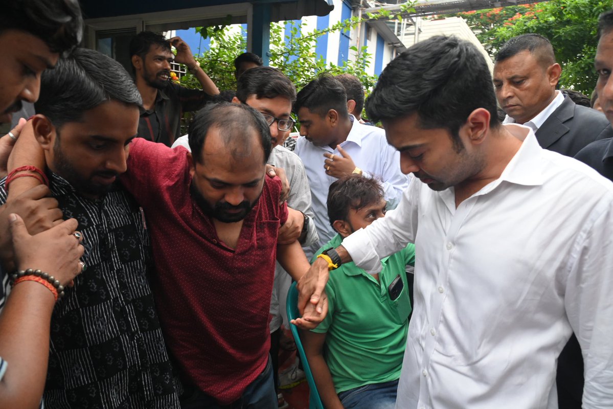 AITCofficial's tweet photo. What we witnessed today was an act of EXTREME BRUTALITY against our workers, who were headed to peacefully protest, with due permission from the Hon'ble Court.

Every act of violence and every injustice will be remembered.

The state has plunged into complete darkness but we remain undeterred in our fight for justice.