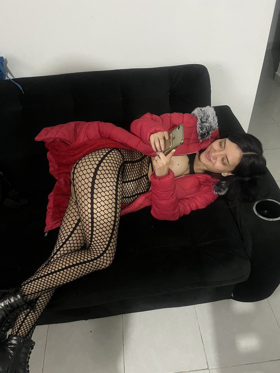CornudoCDMX90's tweet photo. Así de tranquila se ve regresando de coger con 3 hombres ❤️ https://t.co/AeLyQDQjhc