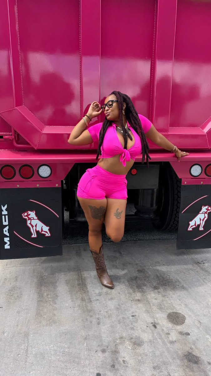 successfullyell's tweet photo. Good morning,Can I get a drive safe  from y’all 💐🚛😌 https://t.co/xjvFvEJkUA