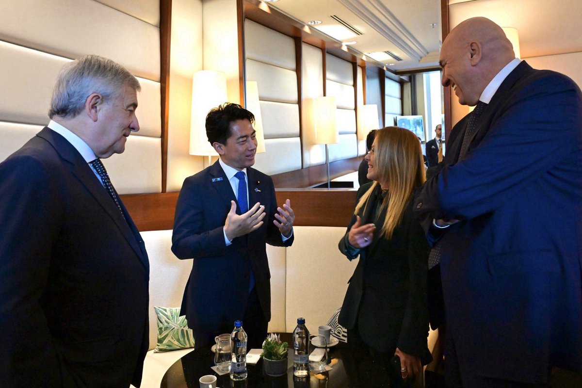 shinjirokoiz's tweet photo. イタリアのメローニ首相、タイヤーニ副首相・外務・国際協力大臣、クロセット国防大臣が勢揃いの貴重な機会をいただきました。私が「クロセット大臣といるとボディーガードみたいで安心します」と言ったら、「私もよ（笑）」と笑い合いました。クロセット大臣の友情とメローニ首相のご厚意に心から感謝です。＠GiorgiaMeloni @GuidoCrosetto @Antonio_Tajani