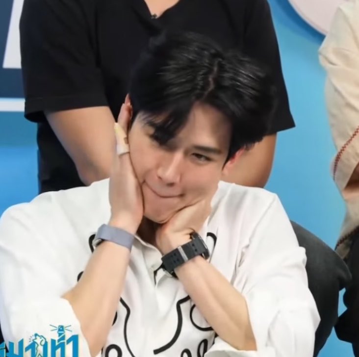 peachysnow22's tweet photo. TNMR ADAAP CHITCHAT
#ADogAndAPlaneLIVE : #หมาเห่าเครื่องบิน

P’Leo: Say your promote line, Tay.
🫍 He (New) said it already.
P’Leo: Is that all? So it ended at him? (*also implies like, you’re my last, no one else after you)
🫍 It ended at him.
All: Wowww~ 👀
🫍 I mean there’s nothing to say anymoreee!
🐻‍❄️ 👉🏻👈🏻

newwiee plsss😭😭🫳🏻