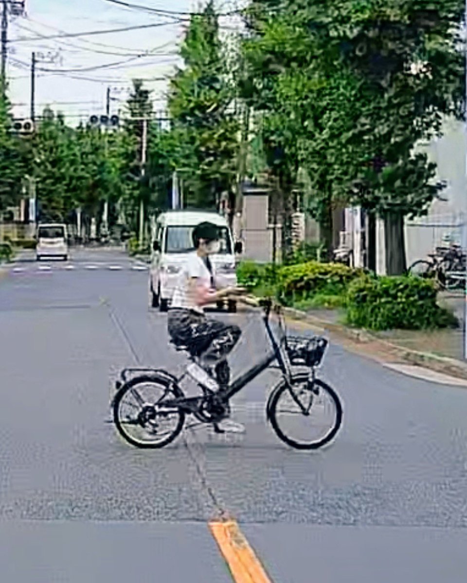 eradication_009's tweet photo. 一時停止している車をスマホ見ながら右側から抜いて交差点突入するチャリカス女
未成年に見えました

他のチャリとも接触寸前
家庭でも学校でも教育し直さないとヤバイっしょ💢
民度が低い地域なの？
 #ドラレコ
 #江戸川区松江
 #チャリカス https://t.co/fdMJKhaXsD