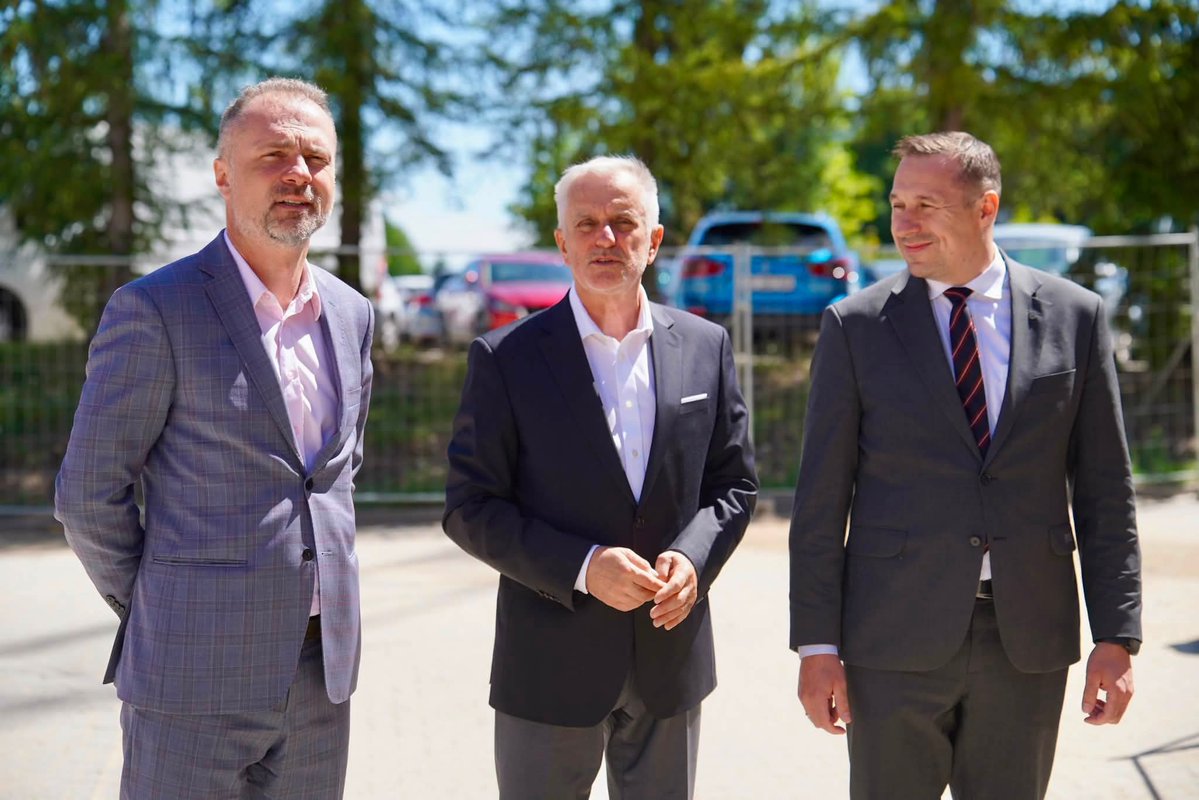 PawelGancarz's tweet photo. W Wałbrzychu otworzyliśmy kolejną inwestycję zrealizowaną dzięki środkom z KPO. Nowoczesny Zakład Endoskopii Zabiegowej w Szpitalu im. dra A. Sokołowskiego to lepsze warunki dla pacjentów, sprawniejsza diagnostyka i większe możliwości leczenia dla mieszkańców @Dolny_Slask. https://t.co/0VKSVUjA23