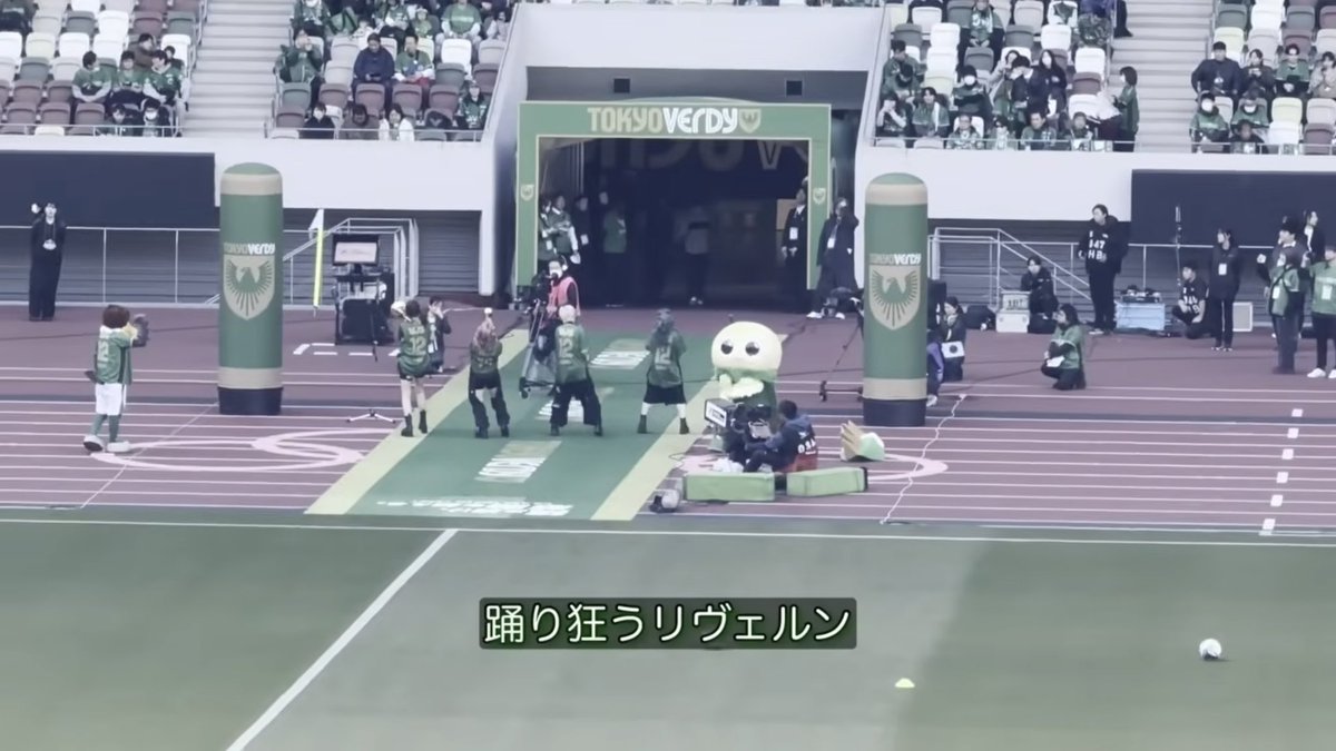 hakuraku8969's tweet photo. ② 何時に行くのがおすすめ？

ポケモンコラボのイベント有無やコラボグッズ販売などの詳細は、公式情報を確認していただくのが確実ですが、スタジアムの雰囲気まで楽しみたいなら、キックオフの1.5〜2時間前くらいに着いておくとかなり余裕があります。

試合開始の1時間くらい前からは、スタジアム内で選手のウォーミングアップが始まります。

それに合わせてサポーターの応援も少しずつ始まっていくので、その熱気も楽しみたい方は、1時間前を目安にスタジアム内へ入場するのがおすすめです！

「試合だけ観られればOK」ならもう少し遅くても大丈夫ですが、せっかくの国立開催なので、早めに来るとより楽しめると思います！