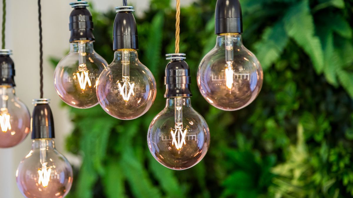 noticiatrabajo's tweet photo. 🔴 #ÚLTIMAHORA | OMIE confirma que el precio de la luz en el mercado mayorista sube un 2,66% hasta los 112,77 €/MWh este jueves, 9 de julio.

El tramo más barato se registrará de 13:00 a 14:00 horas (23,76 €) y el más caro se alcanzará entre las 22:00 y las 23:00 (173,55 €). https://t.co/rifcPq7VKE