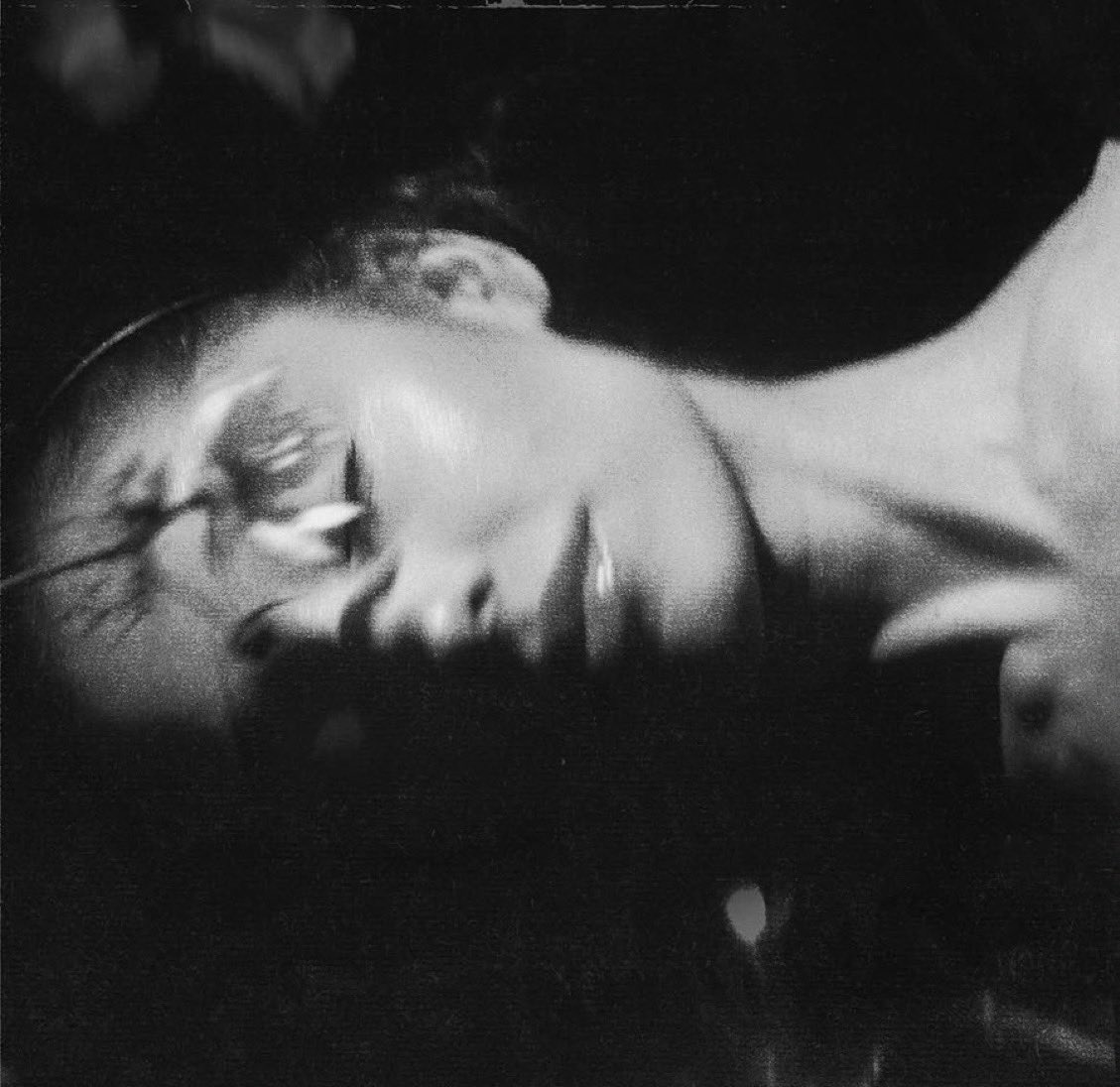 infoari's tweet photo. 🚨 Ariana Grande acaba de liberar mais uma variante do “petal”, agora em picture disk. https://t.co/Zq96sw7a0Z