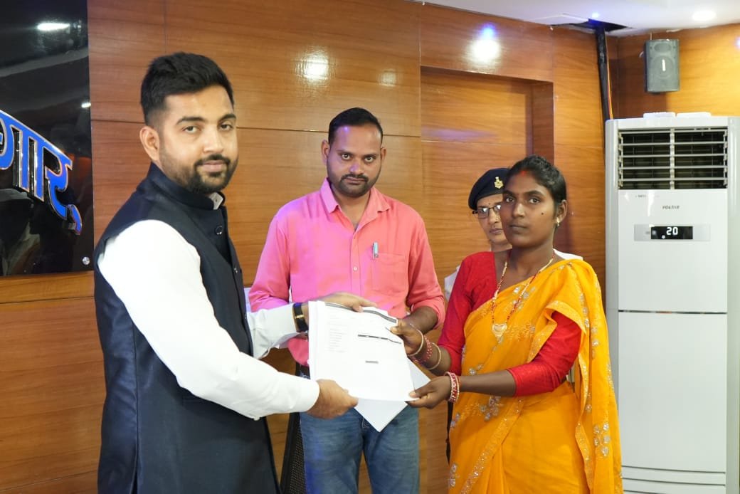 DC_Palamu's tweet photo. आज #JanSamadhanDiwas में मुख्यमंत्री मंईयां सम्मान योजना की दो लाभुकों के भुगतान से जुड़ी शिकायतों का ऑन-द-स्पॉट समाधान कराया गया।तकनीकी त्रुटियां तत्काल दूर कर दी गईं। अब अगले माह से दोनों लाभुकों के खातों में योजना की राशि नियमित रूप से पहुंचेगी।#Palamu #TeamPalamu https://t.co/p8Zd6UsIKu