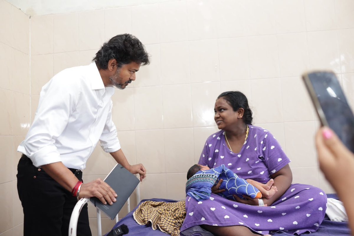 OGprasanna's tweet photo. மக்கள் குறைகளை கேட்டு குறித்து கொள்ள நோட்டு பேனாவுடன் மருத்துவமனை வந்த முதல்வர். https://t.co/MX35Xx2VFW