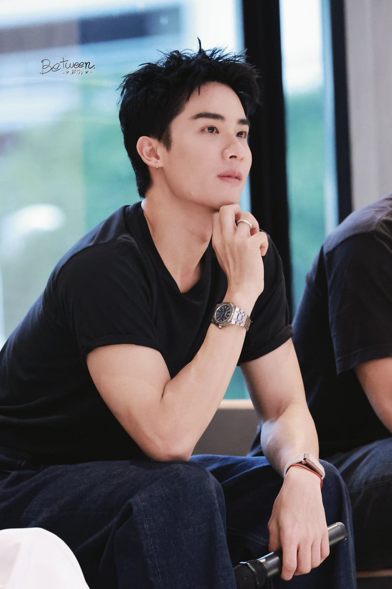 betweenTayNew's tweet photo. Heart Attack! 💘 @Tawan_V 

TNMR ADAAP CHITCHAT
#ADogAndAPlaneLIVE
#tawan_V #Taynew #เตนิว https://t.co/9DqNTpeLSb