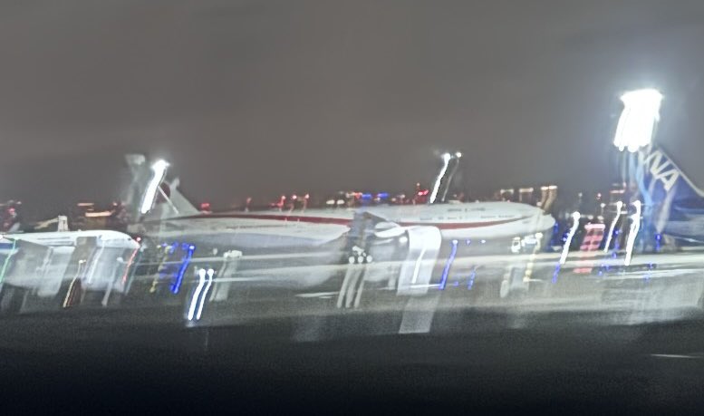 tats_dk's tweet photo. 先日
羽田空港D滑走路着陸後窓の外見てたら
政府専用機が駐機されてた。

写真は光がブレブレ https://t.co/XWquBC0D4n