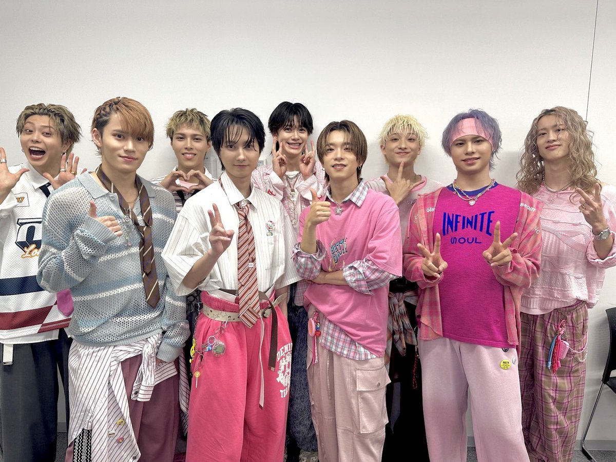 buddiis's tweet photo. 「キミは都市伝説 / クラッシュパラダイス」
リリースイベント
📍エミテラス所沢

＼本日のセットリスト📝／

M1 クラッシュパラダイス
M2 The One
M3 RUN
M4 キミは都市伝説

久々の平成感溢れる衣装でのリリイベ
いかがでしたか？

#BUDDiiS https://t.co/slkCXyFdDE