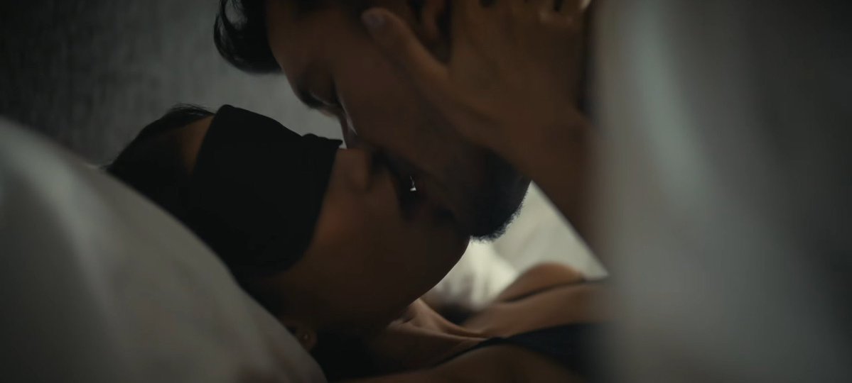 TarizSolis's tweet photo. Sebuah pembunuhan tak sengaja terekam kamera satu pasangan yg sedang bikin video seks. Dari sini, Naked yg punya judul & premis menggoda iman ini lantas menjelma jadi tontonan thriller berlatar satu ruangan yg bikin gregetan sekaligus pengen nempeleng Rio Dewanto. Apalagi usai ngasih statement, "kamu mau rahasia kita terbongkar gara-gara ngasih kesaksian jujur soal orang yg kita kenal aja nggak?"