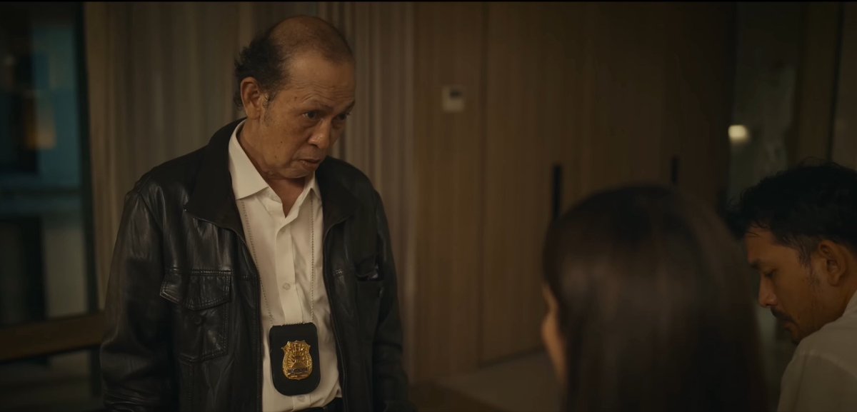 TarizSolis's tweet photo. Sebuah pembunuhan tak sengaja terekam kamera satu pasangan yg sedang bikin video seks. Dari sini, Naked yg punya judul & premis menggoda iman ini lantas menjelma jadi tontonan thriller berlatar satu ruangan yg bikin gregetan sekaligus pengen nempeleng Rio Dewanto. Apalagi usai ngasih statement, "kamu mau rahasia kita terbongkar gara-gara ngasih kesaksian jujur soal orang yg kita kenal aja nggak?"