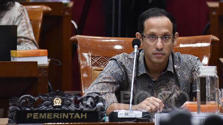 dimarsasongko98's tweet photo. Di dunia pengadaan barang negara, spesifikasi teknis seharusnya netral , ditulis dalam parameter teknis (RAM, storage, resolusi layar) supaya banyak vendor bisa bersaing.

Tapi Permendikbud ini tidak menulis parameter teknis netral.

Ia menulis nama produk spesifik Google langsung di lampiran regulasi.

Itu bukan spesifikasi teknis. 

Itu penunjukan vendor berkedok regulasi.