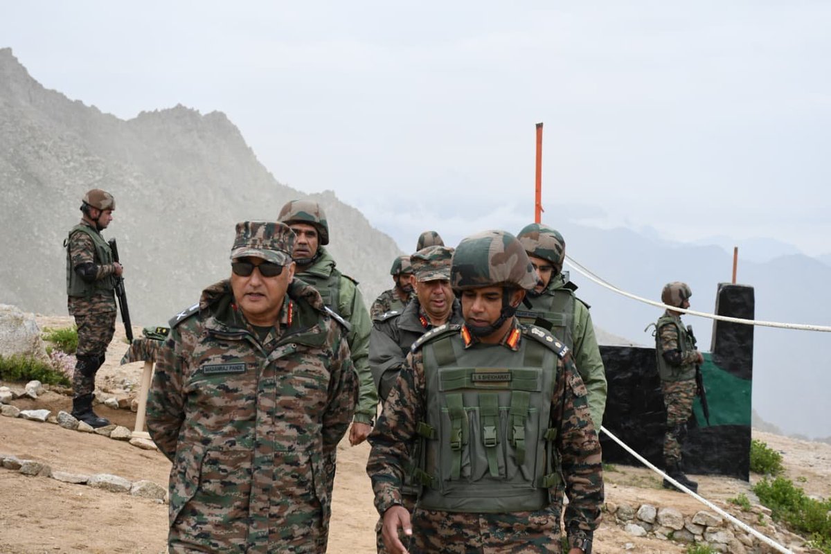 firefurycorps's tweet photo. GOC Fire & Fury Corps Visits Forever in Operations Division 🇮🇳

Lt Gen Madanraj Pande, GOC Fire & Fury Corps, visited the Forever in Operations Division and the forward areas of the Dras, Kargil and Biamah Sectors to review operational preparedness and combat readiness in the challenging high-altitude terrain.

During the visit, the Corps Commander interacted with troops and commended them for their grit, resilience and unwavering commitment while operating under demanding conditions. He exhorted all ranks to maintain the highest standards of vigilance and combat readiness along the Line of Control.

@adgpi
@NorthernComd_IA
@ANI
@prodefleh

#IndianArmy #FireAndFuryCorps #ForeverInOperationsDivision #OperationalReadiness #LineOfControl #Ladakh #NationFirst