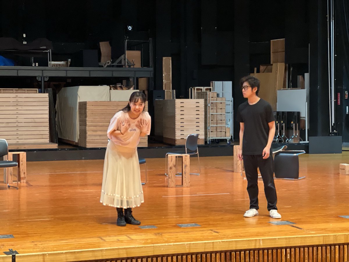 HPTC_yks's tweet photo. #ピッコロ劇団
🎩《不思議の国のアリスの》帽子屋さんのお茶の会🫖

稽古場日記✍️

大ホール稽古！

同期の植松と客席の様々な場所から稽古を見学👀

目線の送り方や声の響き方、広い空間の使い方など、実際の劇場だからこそ気づけることの多さを改めて感じました。

貴重な学びの時間でした✨
伊藤 https://t.co/xQBBe9E3vQ