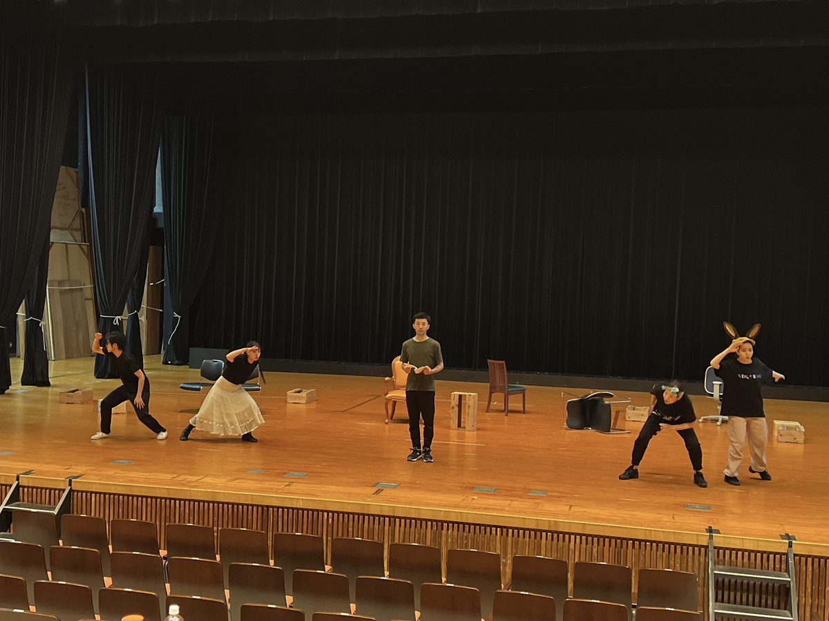 HPTC_yks's tweet photo. #ピッコロ劇団
🎩《不思議の国のアリスの》帽子屋さんのお茶の会🫖

稽古場日記✍️

大ホール稽古！

同期の植松と客席の様々な場所から稽古を見学👀

目線の送り方や声の響き方、広い空間の使い方など、実際の劇場だからこそ気づけることの多さを改めて感じました。

貴重な学びの時間でした✨
伊藤 https://t.co/xQBBe9E3vQ