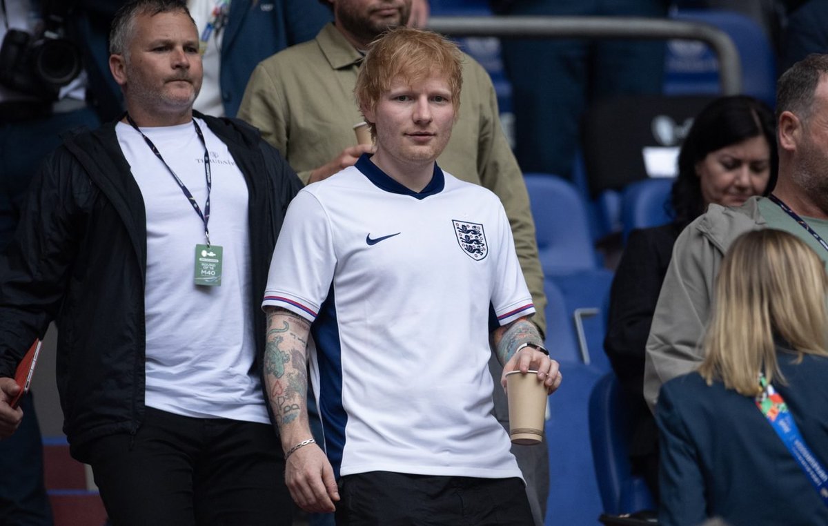 DJWapWap1's tweet photo. Ed Sheeran Performance Leaves England Players Looking "Impressed," Fans Say
https://t.co/fQJkVBR9Kg https://t.co/QyqRMqPXmO