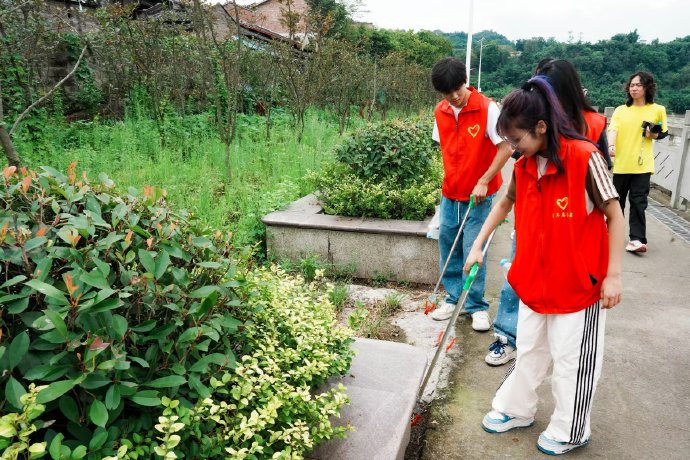 astuerzbecher's tweet photo. Student Volunteer Club’s weekend campus cleanup was a hit! Picked up 12kg of trash, planted 15 saplings, and made our campus look fresh. Love seeing everyone work together for a greener space  #CampusGreenTeam https://t.co/mAGTCH5uET