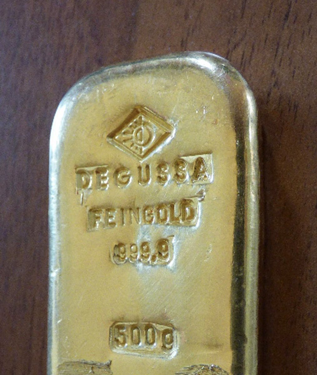 mrwtffacts's tweet photo. In Germany, a 16-year-old girl went swimming in Königssee Lake and found a 500-gram gold bar underwater. 

She handed it to police who spent months trying to find the rightful owner but no one came forward. 

Under German law, the gold was legally returned to the teenager. https://t.co/6qtIsQjQ1r